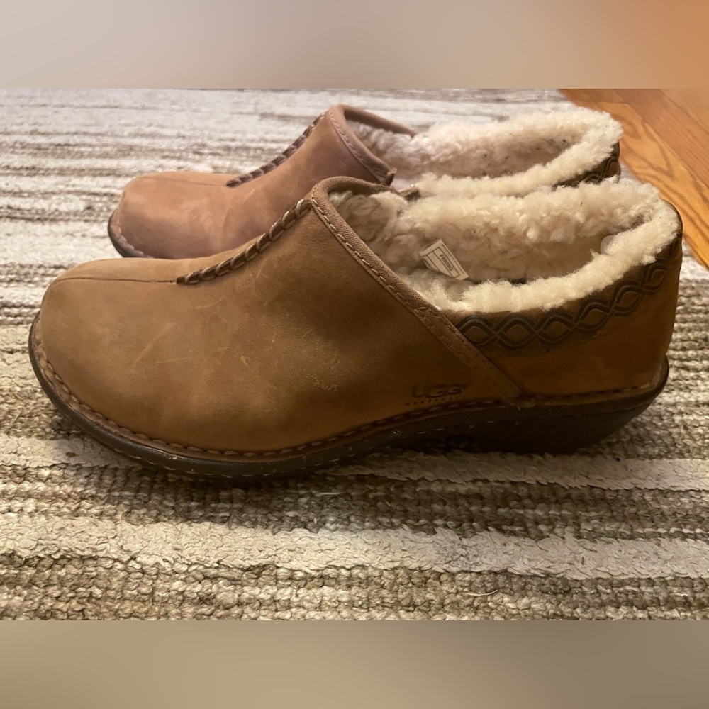 Ugg moccasins Sherpa lined in GUC